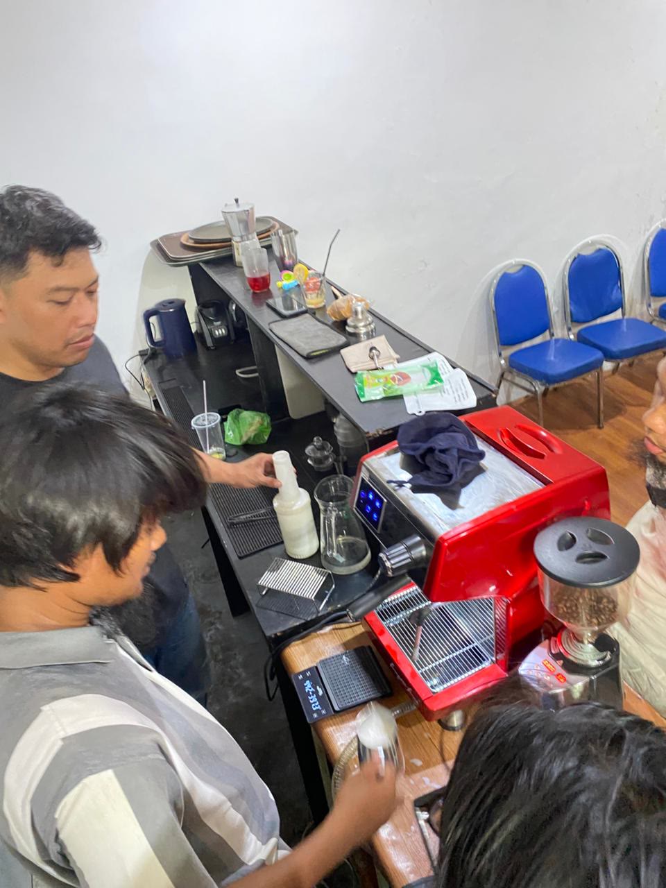 Praktik steaming susu pada mesin espresso, PN Fest 2025