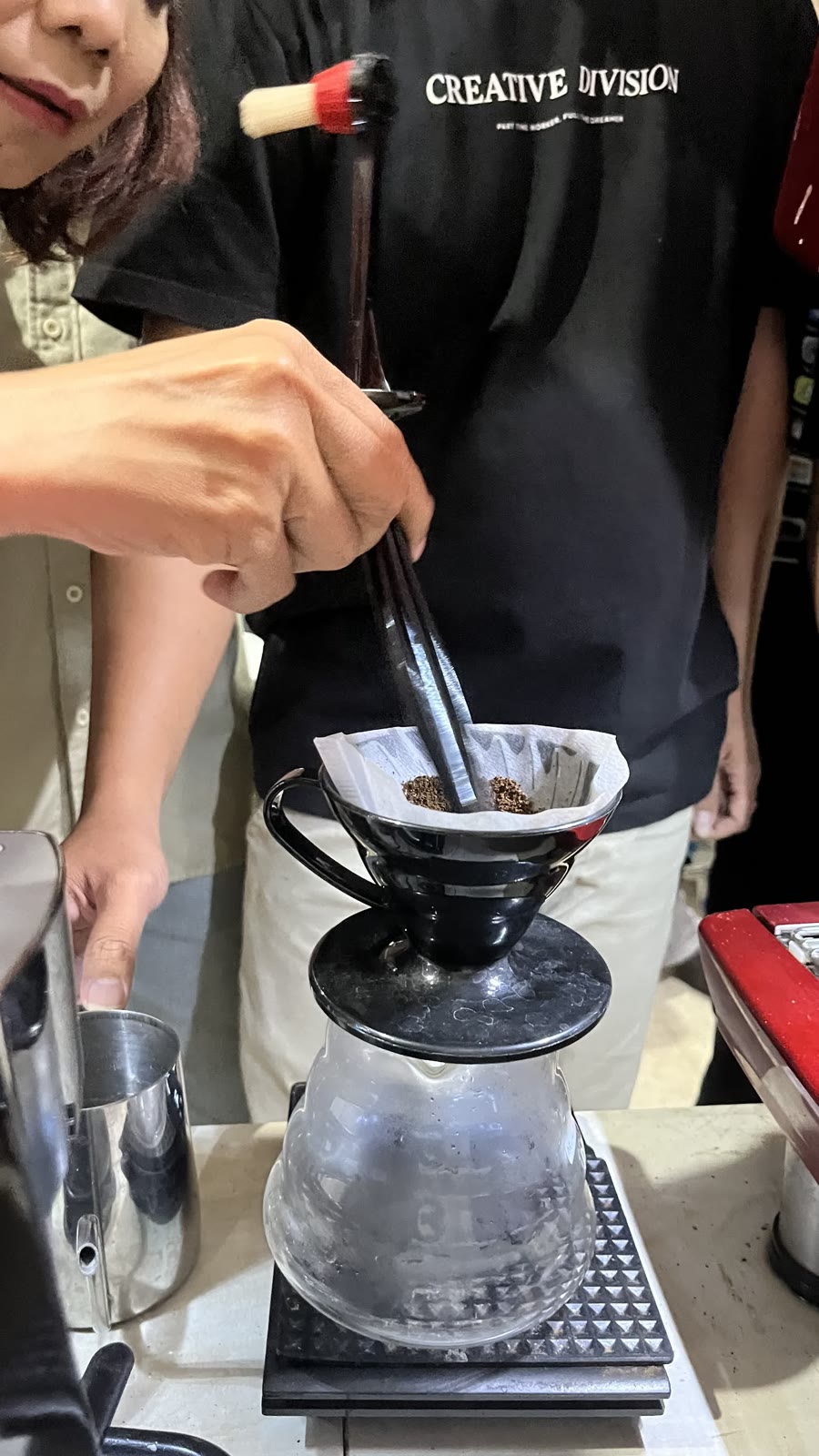 Praktik manual brew V60 dengan menakar bubuk kopi, PN Fest 2026